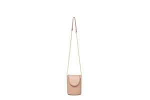 Gros plan sur un sac de téléphone beige matelassé avec chaîne dorée et logo de la marque