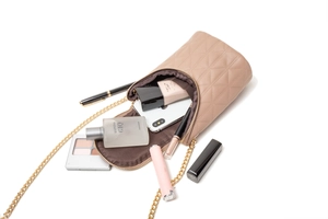 Détail du sac de téléphone matelassé rose montrant la capacité intérieure du compartiment