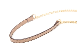 Détail de la bandoulière en cuir marron clair et chaîne en métal doré pour sacs à main