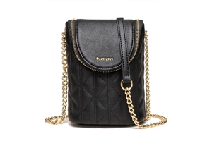 Détail d'un sac téléphone en cuir matelassé noir avec chaîne dorée et logo