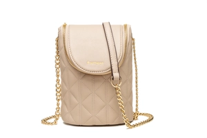 Détail du sac bandoulière matelassé beige avec chaîne dorée et fermetures éclair