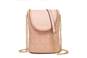 Détail du sac de téléphone matelassé rose avec logo doré et bandoulière chaîne