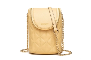 Détail du petit sac à bandoulière jaune clair avec matelassage losange et chaîne dorée