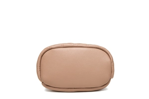 Vue détaillée du fond du sac en cuir grainé avec motif matelassé en losanges élégants