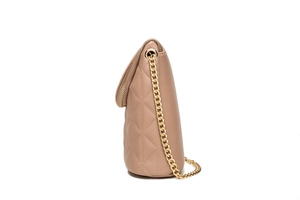 Détail d'un sac bandoulière beige en cuir matelassé avec chaîne dorée et fermeture
