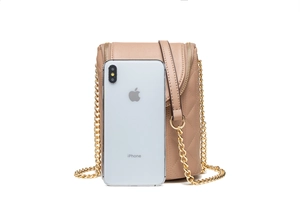 Petit sac bandoulière matelassé avec chaîne dorée et smartphone pour comparer la taille