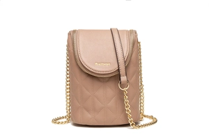 Détail de la pochette téléphone beige matelassée avec chaîne dorée et logo en métal