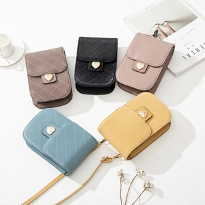 Minimalistische Handy-Umhängetasche aus gestepptem PU-Leder mit goldenem Herzverschluss