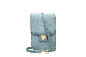 Detail der grau-blauen gesteppten PU-Ledertasche mit goldenem herzförmigem Metallverschluss