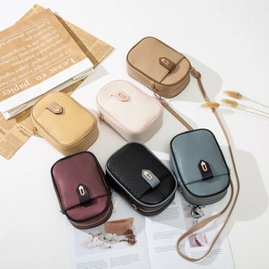 Mini sacs bandoulière en six couleurs en cuir gaufré avec boucles dorées