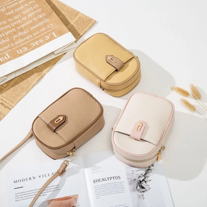 Mini sacs bandoulière en trois couleurs avec texture tissée et boucle en métal doré