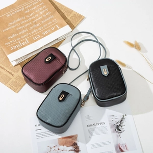 Mini sacs bandoulière pour téléphone en bordeaux, bleu et noir avec texture ondulée