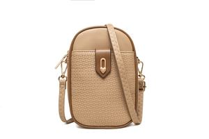 Détail du mini sac de téléphone kaki avec texture en chaîne et boucle coeur dorée