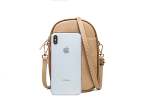 Gros plan du sac de téléphone kaki avec texture tressée et détails dorés