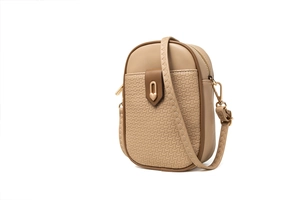 Détail du sac de téléphone avec fermoir cœur doré et texture de cuir gaufrée