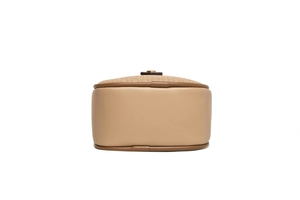 Vue détaillée du fond du sac à bandoulière en cuir PU avec des bords marron bien finis
