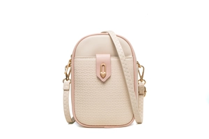 Détail du sac de téléphone en cuir PU beige avec boucle en cœur et texture en T