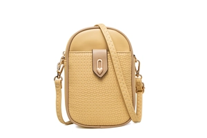 Détail du fermoir magnétique en cœur et de la texture matelassée sur le sac beige