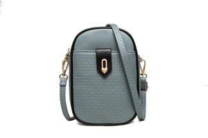 Détail du sac à téléphone gris-bleu avec texture tressée et fermoir cœur doré