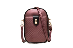 Détail du sac de téléphone rouge bordeaux avec texture géométrique et fermoir cœur doré