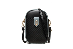 Détail du sac de téléphone avec gaufrage géométrique et fermoir cœur doré élégant