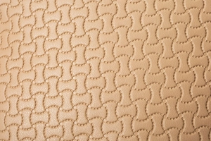 Gros plan de la surface en cuir synthétique texturé avec détails de motifs géométriques