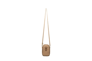 Détail du mini sac de téléphone marron clair avec cuir texturé et fermoir métallique