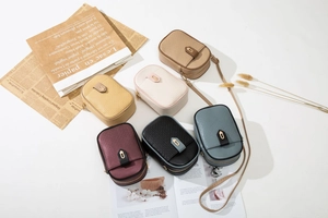 Détail des mini sacs à bandoulière en similicuir en six couleurs vintage élégantes