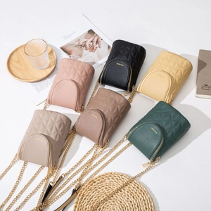 Petits sacs bandoulière matelassés avec bandoulière chaîne en plusieurs couleurs