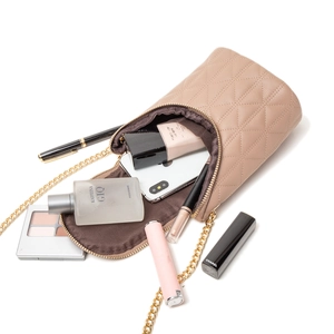 Petit sac bandoulière matelassé rose nude avec chaîne dorée et vue sur le rangement