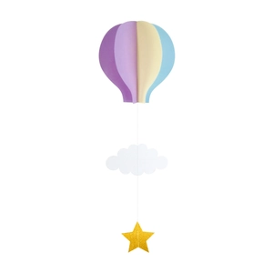Détail de décoration suspendue montgolfière 3D avec nuages et étoiles dorées pailletées