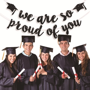 Striscione di laurea nero glitterato we are so proud of you con design di cappelli