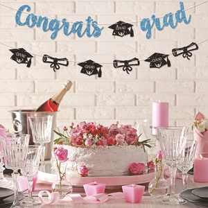 Blauer Congrats Grad Banner mit Doktorhut und Diplom für Abschlussfeiern
