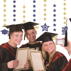 Set decorativo per festa di laurea 2025 con stelle glitterate e tocco su sfondo bianco
