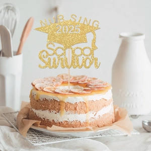 Décoration gâteau dorée pailletée 2025 Nursing School Survivor avec chapeau