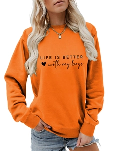 Détail d'un sweat orange à col rond avec slogan Life is better with my boys