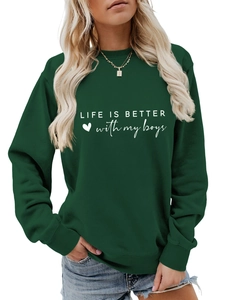 Détail du sweat vert foncé avec impression blanche Life Is Better With My Boys et un cœur