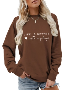 Détail de l'imprimé Life is Better with My Boys sur sweat marron avec motif cœur