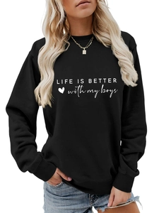 Détail des poignets côtelés et imprimé Life Is Better With My Boys sur sweat noir