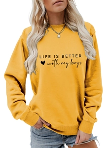 Détail du sweat-shirt jaune gingembre avec l'imprimé texte 'Life is better with my boys'