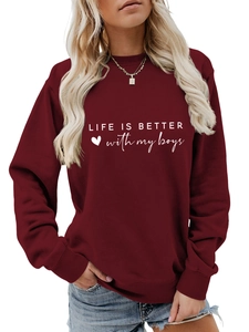 Détail du sweat bordeaux avec l'imprimé blanc Life is better with my boys sur le devant