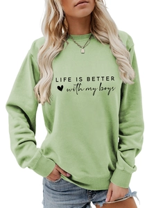 Détail du sweat vert sauge avec texte Life is better with my boys et icône de cœur noir