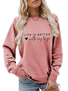 Vue détaillée du sweat rose avec l'imprimé cœur 'Life is better with my boys'