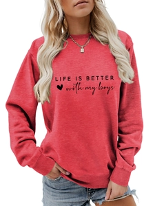 Détail d'un sweat à col rond rouge avec l'imprimé noir Life Is Better With My Boys