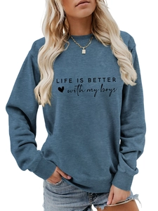 Détail d'un sweat bleu gris avec poignets côtelés et slogan Life Is Better With My Boys