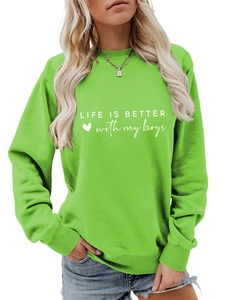 Détail d'un sweat vert avec Life is better with my boys imprimé et finitions bord-côte