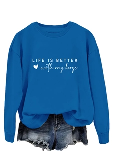 Détail du sweat bleu Klein avec inscription blanche Life is Better with my boys imprimée