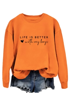 Détail du sweat-shirt orange à col rond avec impression Life is Better en noir