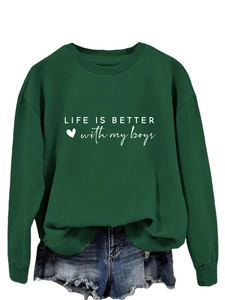 Détail du sweat vert forêt avec impression blanche du slogan Life is better with my boys