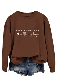 Détail du texte 'LIFE IS BETTER with my boys' sur sweat-shirt marron foncé